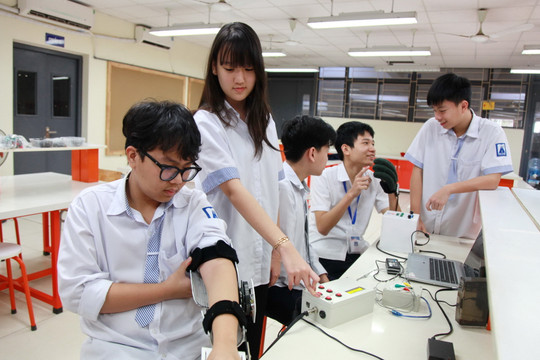 Học sinh Hà Nội chế tạo thiết bị thông minh hỗ trợ bệnh nhân tai biến