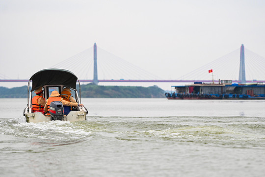 Xử lý vi phạm của tàu thuyền trên sông Hồng