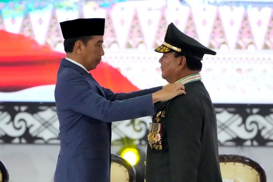 Tổng thống Indonesia trao quân hàm đại tướng cho người kế nhiệm
