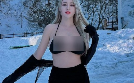 "Thần Vệ Nữ béo" Hàn Quốc mặc đồ ngắn, mỏng tôn vẻ đẹp đầy đặn giữa trời tuyết