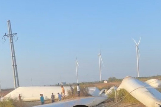 Cánh tuabin điện gió ở Bạc Liêu bị rơi tự do