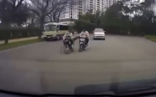 Clip: Hai đối tượng đi xe máy đạp người phụ nữ suýt ngã nhào xuống đường
