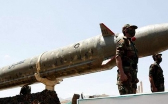 Mỹ bắn nổ 6 tên lửa Houthi trên bệ phóng