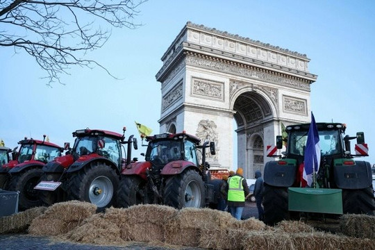 Nông dân Pháp biểu tình phong toả Khải Hoàn Môn