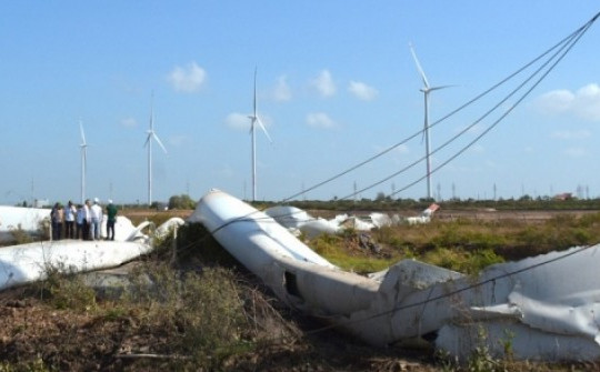 Hiện trường cánh quạt trụ điện gió hơn 100 tấn bị rơi