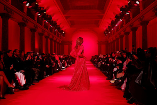 Hình ảnh choáng ngợp tại Tuần lễ thời trang Paris
