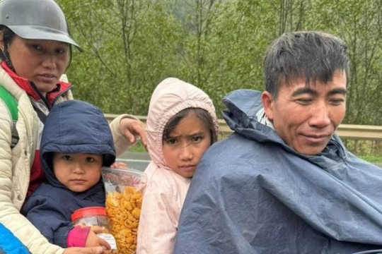 Hành trình 'giải cứu' gia đình 7 người trên xe máy