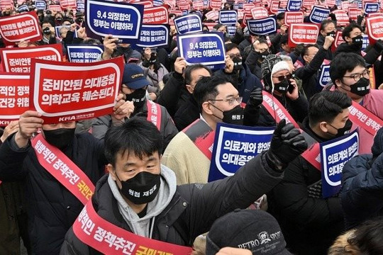 Hơn 20.000 bác sĩ Hàn Quốc biểu tình ở Seoul