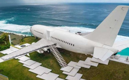 Chủ nhà gây 'sốt' nhờ biến phi cơ Boeing 737 thành dinh thự siêu đẹp