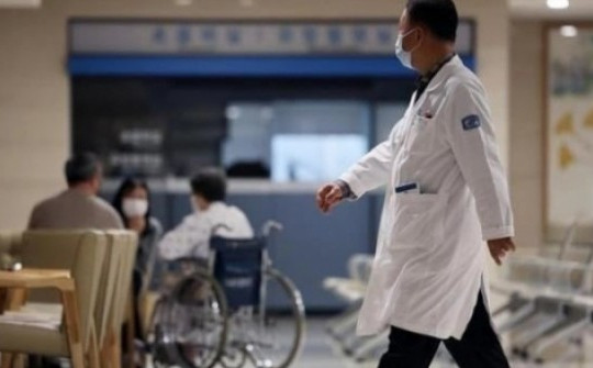 20.000 bác sĩ biểu tình, khủng hoảng y tế Hàn Quốc thêm trầm trọng