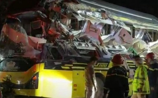 Xe khách va chạm với xe container, 5 người tử vong, nhiều người bị thương