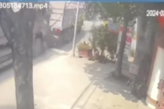 Camera ghi lại khoảnh khắc xe “hổ vồ” tông ô tô con ép vào đuôi xe tải