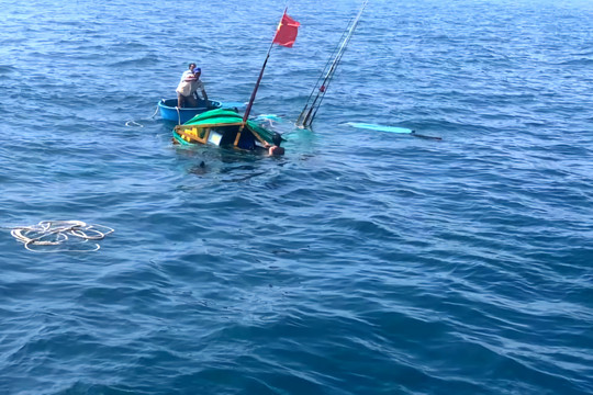 Thi thể nam giới mắc vào lưới đánh cá trên vùng biển Quảng Ngãi