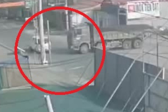 Clip: Xe 'hổ vồ' tông xe tải bẹp đầu vì tài xế không ai nhường ai