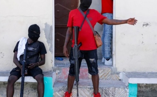 Ảnh: Thủ đô Haiti chìm trong bạo lực, băng đảng lấn lướt cảnh sát, cảnh báo đáng sợ