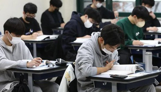 Kỳ thi khốc liệt nhất của Hàn Quốc: Sĩ tử chỉ ngủ 4 tiếng/ngày, uống thuốc trầm cảm để giảm áp lực ôn thi