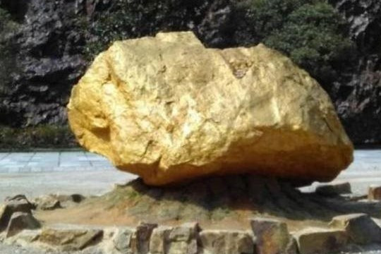'Khối đá' trị giá hơn 41.000 tỷ đồng được giám sát 24/24 ở Trung Quốc: Nặng đến 45 tấn, 'phát sáng bất thường', là kho báu lộ thiên nhiều người ao ước