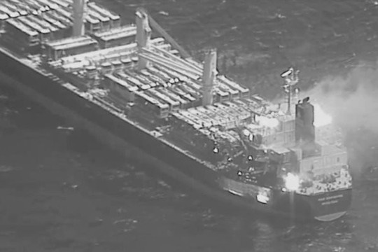 Houthi tập kích tàu hàng trên biển Đỏ, 7 thuỷ thủ thương vong