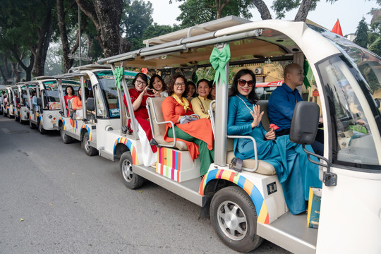 Quảng bá áo dài Việt và kết nối di sản bằng xe điện