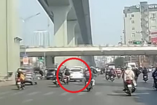 Clip: Chạy 'bất ổn', ô tô tông ngang xe Xpander