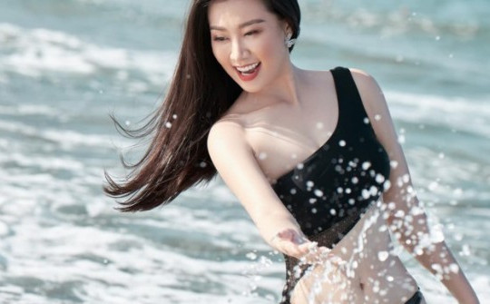 Nữ MC quê Nghệ An có gu mặc tôn đường cong, hot nhất là loạt ảnh diện monokini cut-out