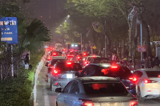 Hà Nội: Nửa đêm đường vẫn ùn tắc vì người dân đi xem trình diễn drone ào ào về nhà