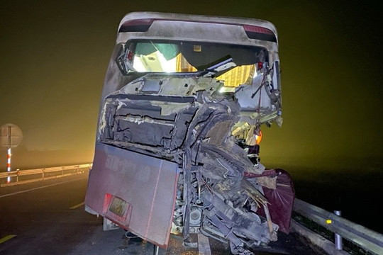 Hiện trường vụ tai nạn trên cao tốc Cam Lộ - La Sơn khiến 2 vợ chồng trẻ tử vong, 9 người bị thương