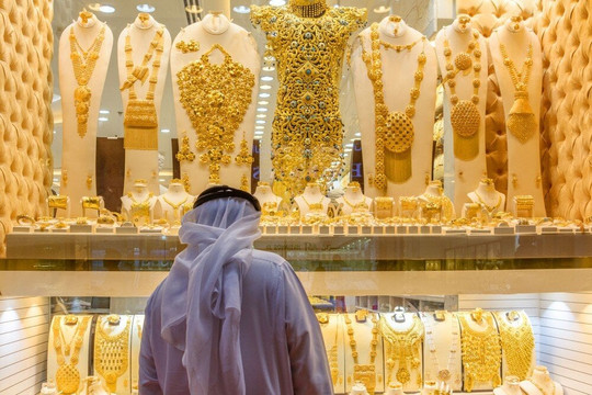 Giá vàng tăng phi mã, chợ vàng Dubai ế ẩm