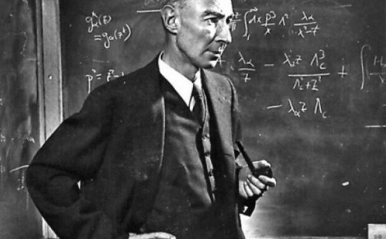 Điều ít biết về cuộc đời của “cha đẻ bom nguyên tử” Oppenheimer