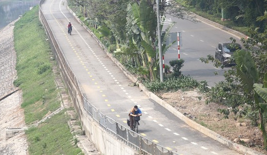 Đường dành riêng cho xe đạp ở Hà Nội vắng hoe sau một tháng