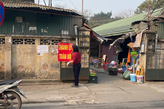 Hà Nội: Chợ Mai Động di dời gấp, tiểu thương cuống cuồng xả hàng với giá rẻ bèo