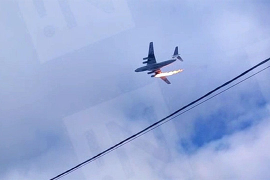 Máy bay Nga bốc cháy, lao xuống đất với 15 người trên khoang