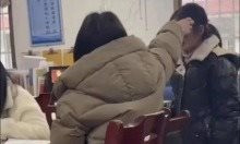 Video: Phẫn nộ cô giáo liên tục đập đầu học sinh xuống bàn ở Trung Quốc