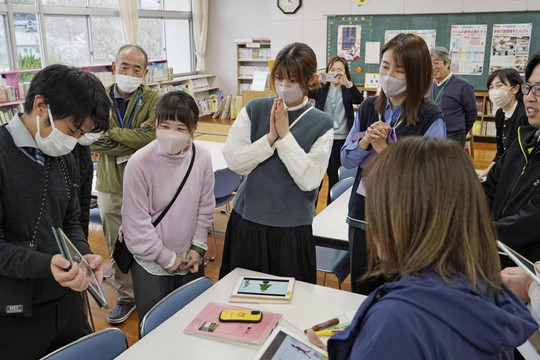 Giáo viên Nhật Bản loay hoay số hóa lớp học