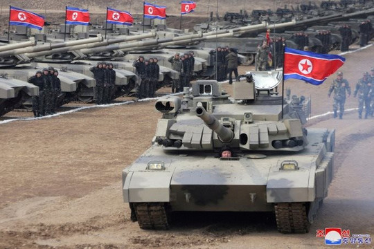 Chủ tịch Triều Tiên chỉ đạo tập trận, lái thử xe tăng mới