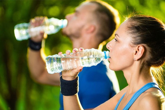 Uống bao nhiêu nước mỗi ngày giúp giảm cân?