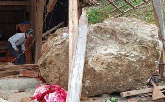 Tảng đá gần 4 tấn rơi làm sập nhà dân ở Quảng Nam