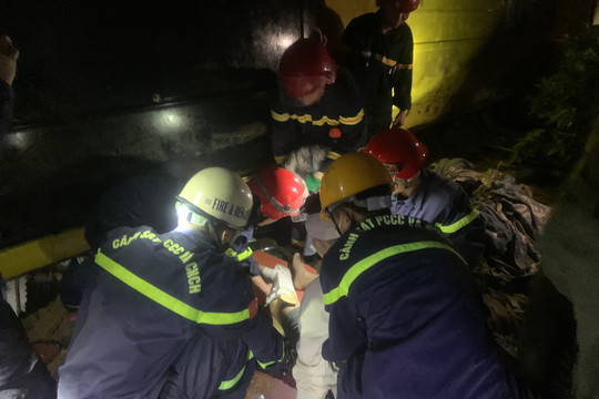 Xe giường nằm bị lật ở Quảng Trị khiến 13 hành khách bị thương