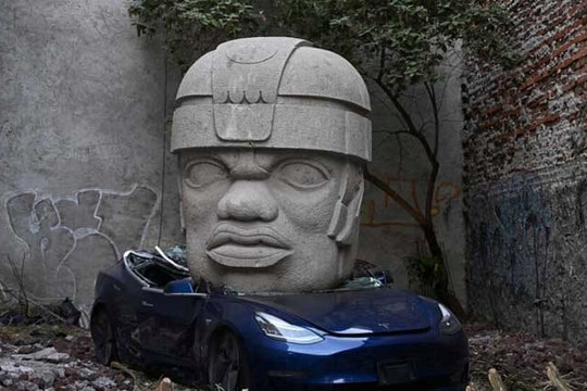 Nghệ nhân Mexico tạo tác phẩm tượng đá đè bẹp xe Tesla, khiêu khích tỷ phú Elon Musk
