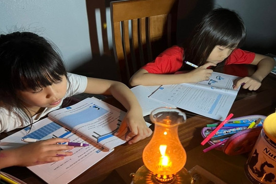 Hà Nội: Học sinh phường Đồng Mai phải thắp đèn dầu để học tập