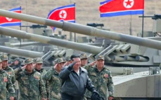 Lãnh đạo Triều Tiên đi xe được Tổng thống Nga tặng để thị sát tập trận