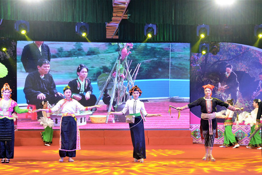 Ngắm trang phục truyền thống độc đáo của nhiều dân tộc tại Điện Biên