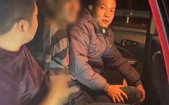 Lâm Đồng: Khống chế nam thanh niên lao vào xe ô tô đòi tự tử