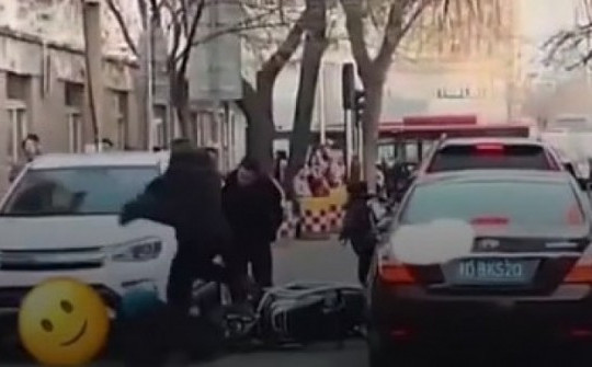 Video: Thấy con trai bị xe máy tông ngã, ông bố liền lao tới "tung cước" đạp ngã người đi xe máy