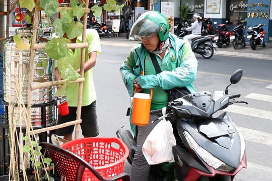 Video: Mát lòng người đi đường giữa nắng nóng Sài Gòn