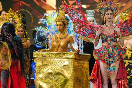 Miss Grand Thái Lan: Thí sinh hóa "ma lưỡi dài", mặc áo như nude trên sân khấu