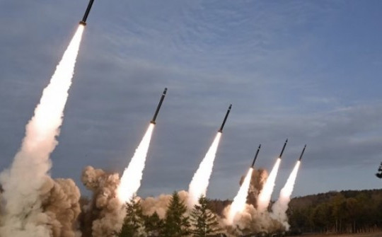 Uy lực pháo phản lực đa nòng lớn nhất thế giới trong cuộc tập trận do ông Kim Jong Un chỉ đạo