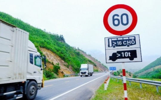 Đề xuất giảm tốc độ tối đa trên cao tốc hai làn xuống 50-60 km/h