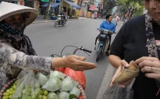Hà Nội: Phạt người bán túi táo nhỏ với giá 200.000 đồng cho du khách nước ngoài