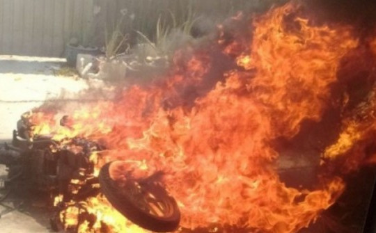 Công an vào cuộc vụ người đàn ông đốt xe máy ở Bình Tân